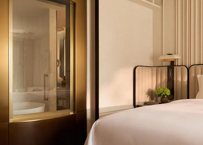 The Langham, Custom House, Hotel 5*